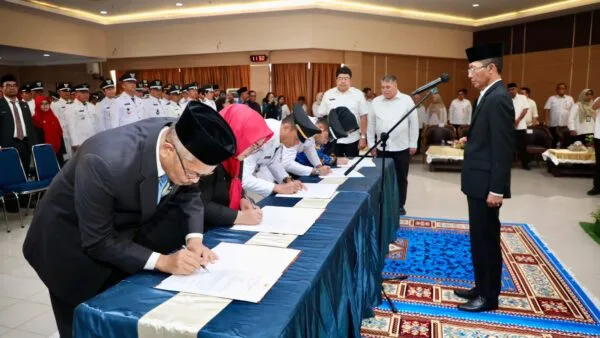 Wali Kota Batam Amsakar Achmad melantik 311 pejabat Pemko Batam di Kantor Wali Kota Batam