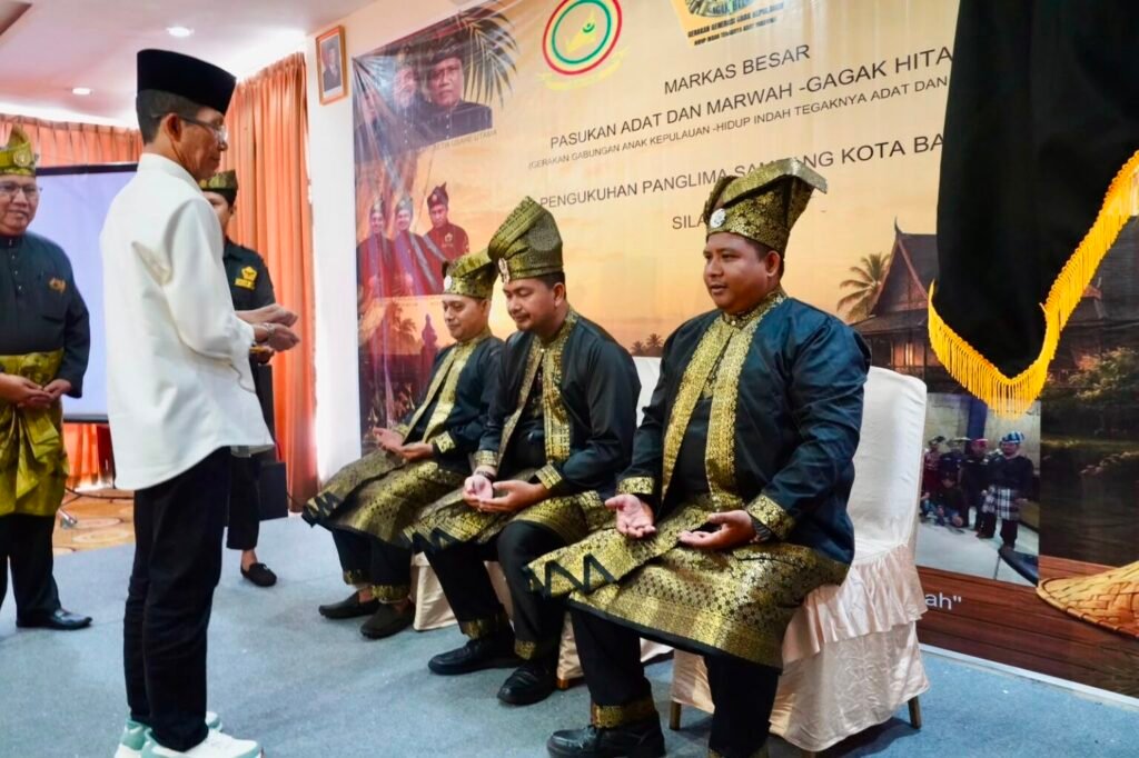 Wali Kota Batam Lantik Panglima Sambang Gagak Hitam, Ajak Perkuat Persatuan