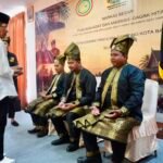 Wali Kota Batam Amsakar Achmad melantik Rikayasa sebagai Panglima Sambang Gagak Hitam Batam
