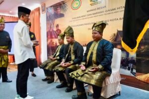 Wali Kota Batam Amsakar Achmad melantik Rikayasa sebagai Panglima Sambang Gagak Hitam Batam