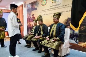 Wali Kota Batam Amsakar Achmad melantik Rikayasa sebagai Panglima Sambang Gagak Hitam Batam