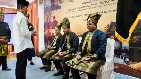Wali Kota Batam Amsakar Achmad melantik Rikayasa sebagai Panglima Sambang Gagak Hitam Batam