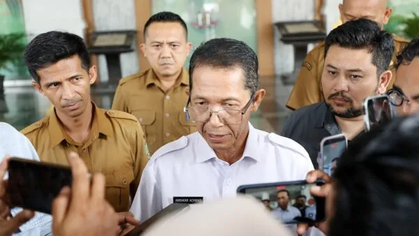 Wali Kota Batam Amsakar Achmad memberikan keterangan pers mengenai KSP Pasar Induk Jodoh