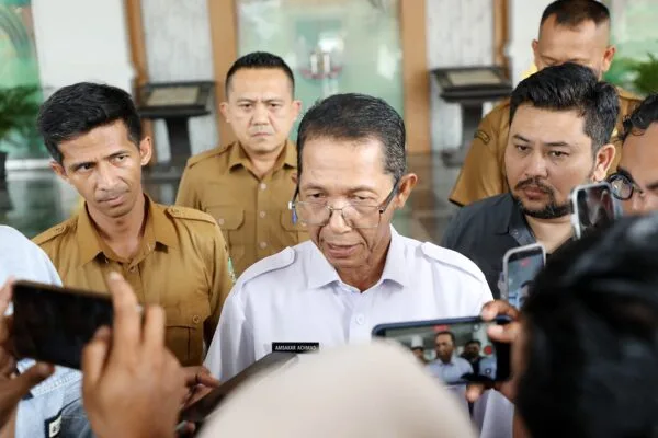 Wali Kota Batam Amsakar Achmad memberikan keterangan pers mengenai KSP Pasar Induk Jodoh