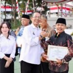 Wali Kota Batam Amsakar Achmad memimpin apel gabungan pegawai Pemko Batam di Dataran Engku Putri Batam Centre