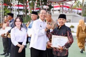 Wali Kota Batam Amsakar Achmad memimpin apel gabungan pegawai Pemko Batam di Dataran Engku Putri Batam Centre