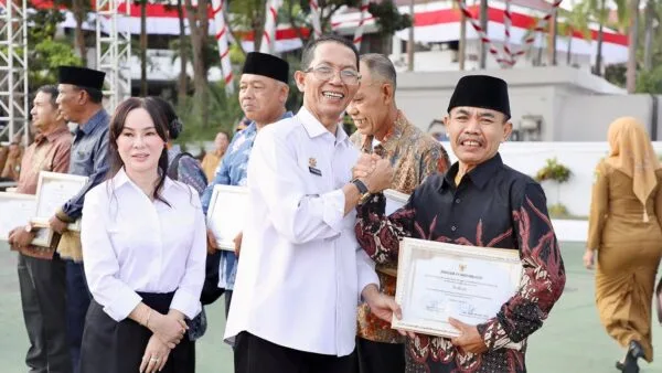 Wali Kota Batam Amsakar Achmad memimpin apel gabungan pegawai Pemko Batam di Dataran Engku Putri Batam Centre