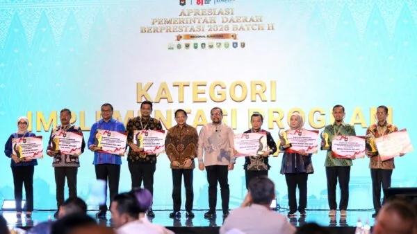 Wali Kota Batam Amsakar Achmad menerima penghargaan Apresiasi Pemerintah Daerah Berprestasi 2026 di Batam.