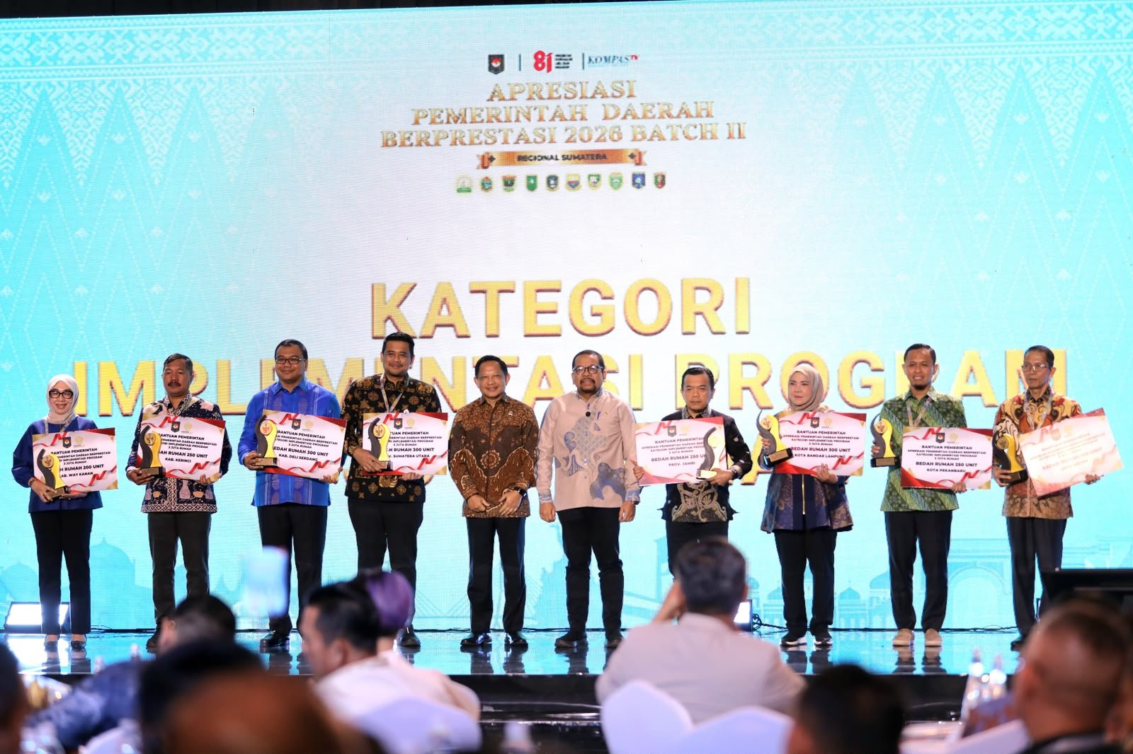 Wali Kota Batam Amsakar Achmad menerima penghargaan Apresiasi Pemerintah Daerah Berprestasi 2026 di Batam.