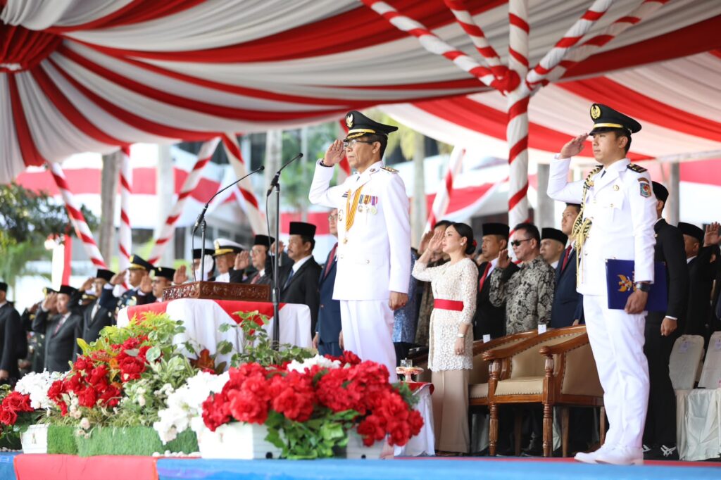 Wali Kota Batam Amsakar Achmad menjadi inspektur upacara HUT ke 81 RI di Dataran Engku Putri Batam