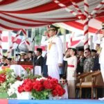 Wali Kota Batam Amsakar Achmad menjadi inspektur upacara HUT ke 81 RI di Dataran Engku Putri Batam