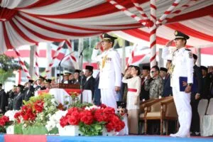 Wali Kota Batam Amsakar Achmad menjadi inspektur upacara HUT ke 81 RI di Dataran Engku Putri Batam
