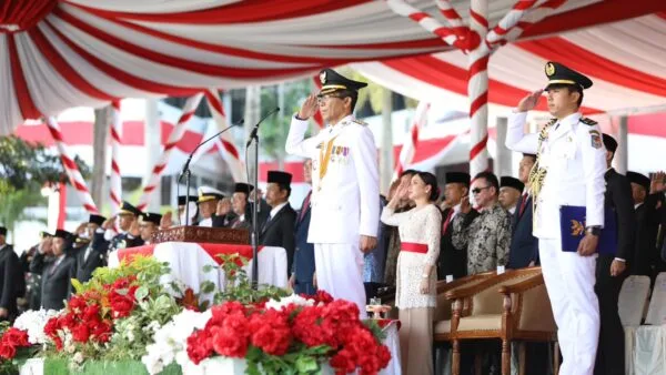 Wali Kota Batam Amsakar Achmad menjadi inspektur upacara HUT ke 81 RI di Dataran Engku Putri Batam