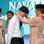 Wali Kota Batam Amsakar Achmad menyalami mahasiswa baru Politeknik Negeri Batam saat PKKMB