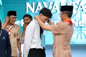 Wali Kota Batam Amsakar Achmad menyalami mahasiswa baru Politeknik Negeri Batam saat PKKMB