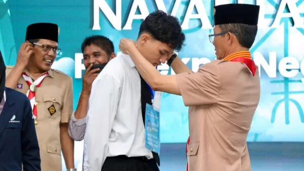 Wali Kota Batam Amsakar Achmad menyalami mahasiswa baru Politeknik Negeri Batam saat PKKMB