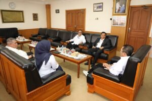 Wali Kota Batam Amsakar Achmad menyambut Kepala PN Batam yang baru Arizal Anwar di Kantor Wali Kota Batam