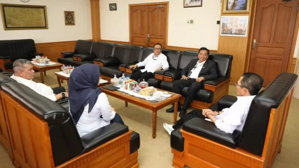 Wali Kota Batam Amsakar Achmad menyambut Kepala PN Batam yang baru Arizal Anwar di Kantor Wali Kota Batam