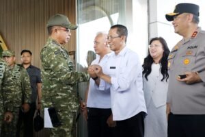 Wali Kota Batam Amsakar Achmad menyambut Panglima TNI Jenderal Agus Subiyanto di Bandara Hang Nadim