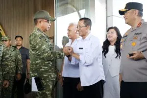 Wali Kota Batam Amsakar Achmad menyambut Panglima TNI Jenderal Agus Subiyanto di Bandara Hang Nadim
