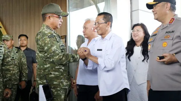 Wali Kota Batam Amsakar Achmad menyambut Panglima TNI Jenderal Agus Subiyanto di Bandara Hang Nadim
