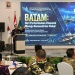 Wali Kota Batam Amsakar Achmad menyampaikan sambutan pada Seminar Rembug Fiskal Komwil I APEKSI 2026 di Nagoya Batam
