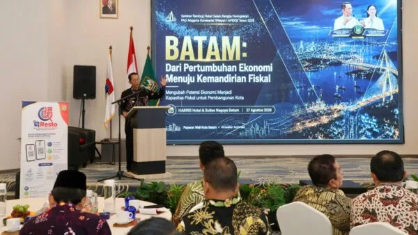 Wali Kota Batam Amsakar Achmad menyampaikan sambutan pada Seminar Rembug Fiskal Komwil I APEKSI 2026 di Nagoya Batam