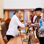 Wali Kota Batam Amsakar Achmad menyerahkan dokumen Rancangan Perubahan KUA-PPAS 2026 kepada pimpinan DPRD Batam