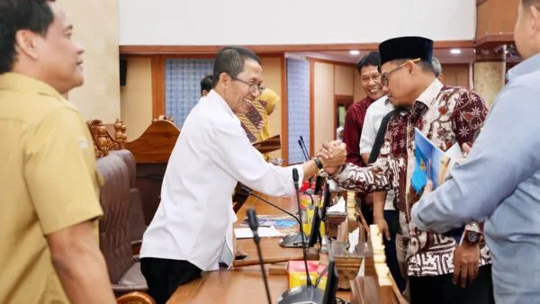Wali Kota Batam Amsakar Achmad menyerahkan dokumen Rancangan Perubahan KUA-PPAS 2026 kepada pimpinan DPRD Batam