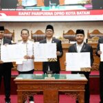Wali Kota Batam Amsakar Achmad menyerahkan dokumen Ranperda kepada pimpinan DPRD Batam.