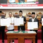 Wali Kota Batam Amsakar Achmad menyerahkan dokumen Ranperda kepada pimpinan DPRD Batam.