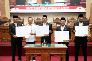 Wali Kota Batam Amsakar Achmad menyerahkan dokumen Ranperda kepada pimpinan DPRD Batam.
