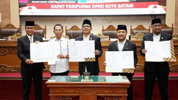Wali Kota Batam Amsakar Achmad menyerahkan dokumen Ranperda kepada pimpinan DPRD Batam.