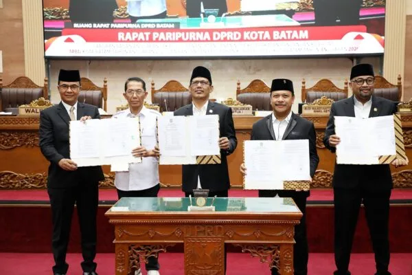 Wali Kota Batam Amsakar Achmad menyerahkan dokumen Ranperda kepada pimpinan DPRD Batam.