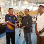 Wali Kota Batam Amsakar Achmad menyalami para atlet pada pembukaan Wali Kota Batam Open Karate Championship II 2026