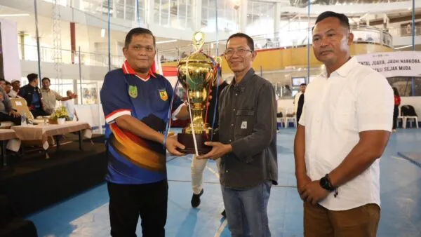 Wali Kota Batam Amsakar Achmad menyalami para atlet pada pembukaan Wali Kota Batam Open Karate Championship II 2026