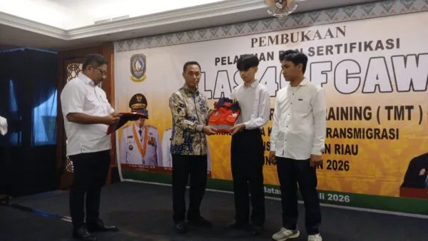 Anggota DPRD Kepri Aman bersama Kepala Disnakertrans Kepri Diky Wijaya membuka Pelatihan Las 4G FCAW di Batam