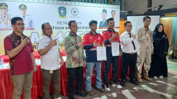 Anggota Komisi IV DPRD Kepri Aman bersama perwakilan Disnakertrans Kepri dan LPK Catur saat penutupan Pelatihan Las 4G FCAW di Batam