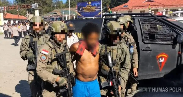 Barang bukti dan proses pengamanan DPO JT alias W oleh Satgas Damai Cartenz 2026 di Kabupaten Puncak