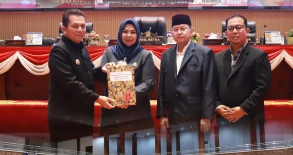 Gubernur Kepri Ansar Ahmad menyerahkan dokumen KUA PPAS Perubahan APBD 2026 kepada Wakil Ketua I DPRD Kepri Dewi Kumalasari