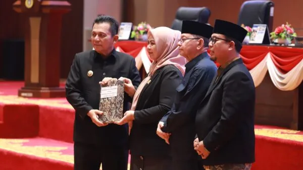 Gubernur Kepri Ansar Ahmad menyerahkan dokumen Ranperda Peternakan dan Kesehatan Hewan kepada Wakil Ketua I DPRD Kepri Dewi Kumalasari