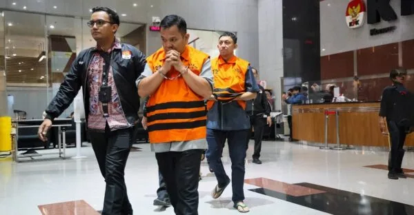 Juru Bicara KPK memberikan keterangan pers didampingi jajaran penyidik saat merilis barang bukti OTT Kementerian ATRBPN