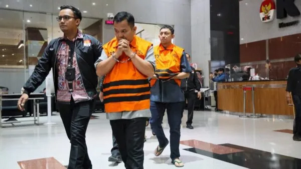 Juru Bicara KPK memberikan keterangan pers didampingi jajaran penyidik saat merilis barang bukti OTT Kementerian ATRBPN