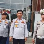 Kabid Angkutan Jalan Dishub Tanjungpinang Habibi saat memimpin pemeriksaan fisik kelayakan KIR truk angkutan barang 1