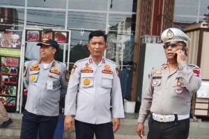 Kabid Angkutan Jalan Dishub Tanjungpinang Habibi saat memimpin pemeriksaan fisik kelayakan KIR truk angkutan barang 1