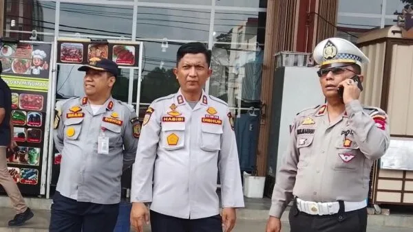 Kabid Angkutan Jalan Dishub Tanjungpinang Habibi saat memimpin pemeriksaan fisik kelayakan KIR truk angkutan barang 1