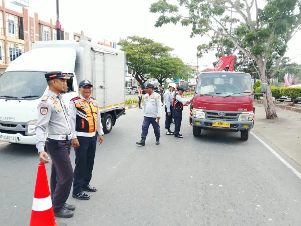 Kabid Angkutan Jalan Dishub Tanjungpinang Habibi saat memimpin pemeriksaan fisik kelayakan KIR truk angkutan barang