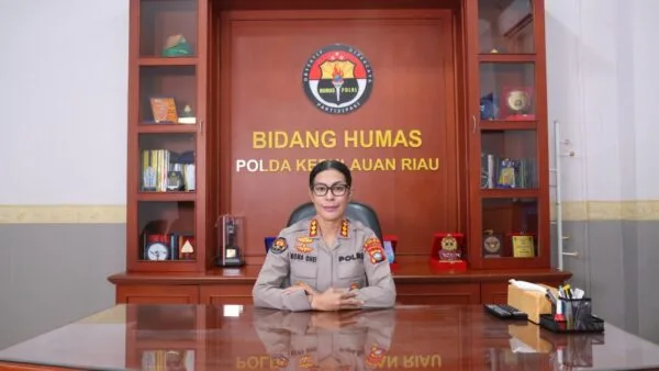 Kabid Humas Polda Kepri Kombes Pol Dr Nona Pricillia Ohei menyampaikan keterangan terkait mutasi pejabat utama Polda Kepri