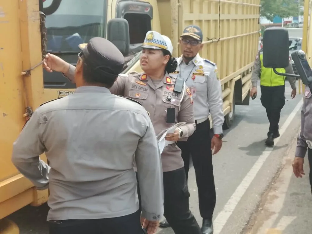 Tegaskan Kamseltibcarlantas, AKP Dhia Chintya Siregar Minta Pengusaha Truk Tak Ubah Spesifikasi Kendaraan