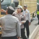 Kasat Lantas Polresta Tanjungpinang AKP Dhia Chintya Siregar saat menindak dan mengukur dimensi truk angkutan barang ODOL